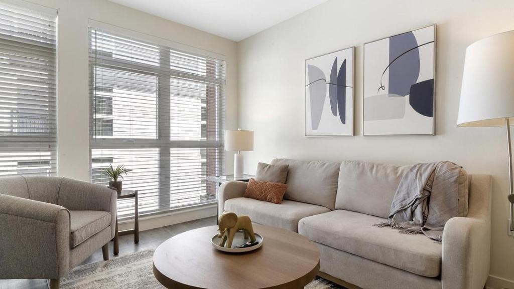 uma sala de estar com um sofá e uma mesa em Landing - Modern Apartment with Amazing Amenities (ID8324X58) em Woodinville