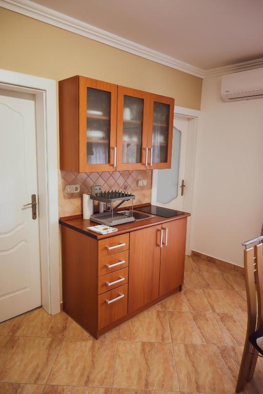 Kuchyň nebo kuchyňský kout v ubytování Termálfürdő Apartman Igal 2 perc-130 méter a fürdőtől
