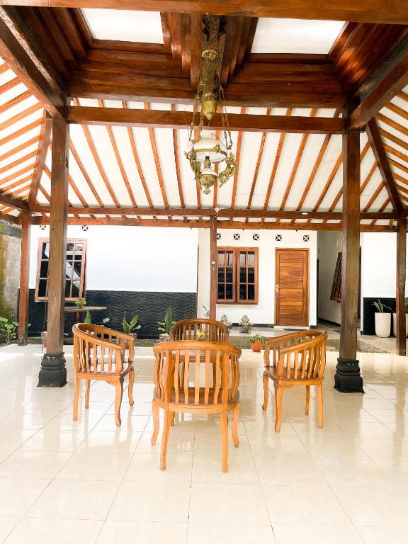 um pavilhão de madeira com 4 cadeiras e uma mesa em Villa Pakem em Bedoyo