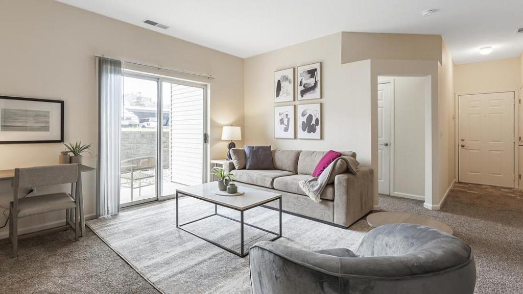 sala de estar con sofá y mesa en Landing - Modern Apartment with Amazing Amenities (ID9894X86), en Holland