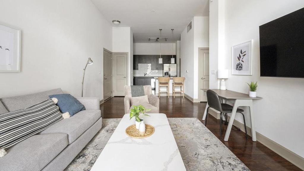 富蘭克林的住宿－Landing - Modern Apartment with Amazing Amenities (ID2269)，客厅配有沙发和桌子