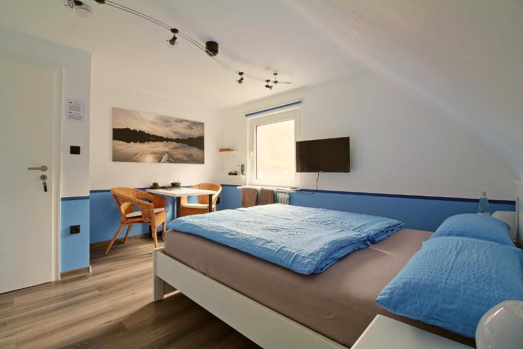 - une chambre avec un lit et une salle à manger dans l'établissement Toms Gästehaus, à Schleiden