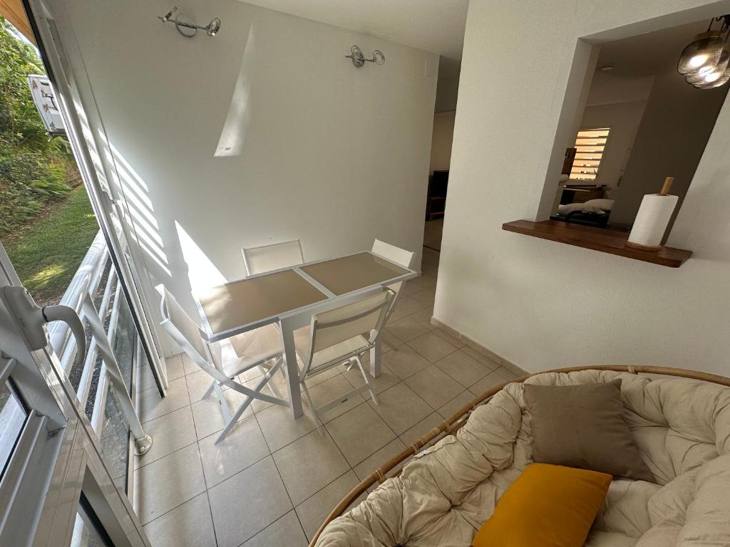 Posezení v ubytování LOCATION T2 MEUBLÉ BAIE MAHAULT CONVENANCE