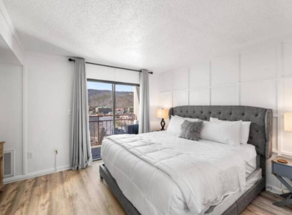 Postel nebo postele na pokoji v ubytování L510 Beautiful Condo w Views, close to Downtown