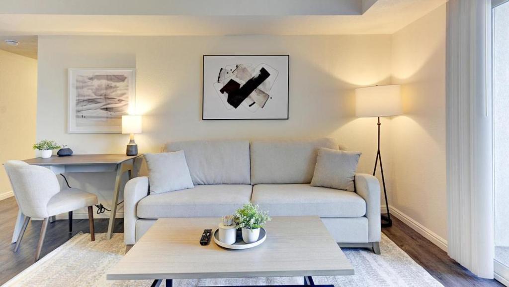 uma sala de estar com um sofá e uma mesa em Landing - Modern Apartment with Amazing Amenities (ID7595X39) em Ogden