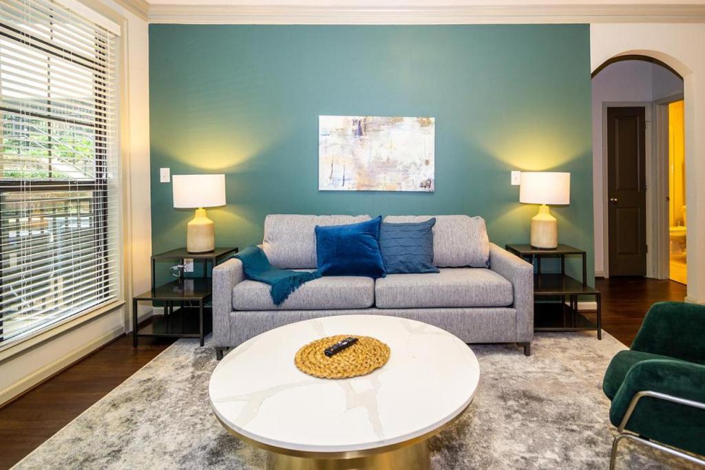 uma sala de estar com um sofá e uma mesa em Landing - Modern Apartment with Amazing Amenities (ID3752) em Atlanta