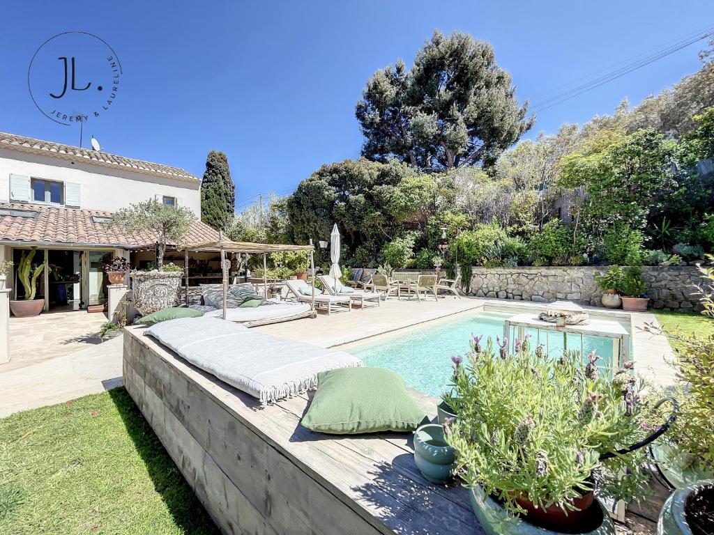 une maison avec une piscine dans une cour dans l'établissement La villa Paradis, à La Seyne-sur-Mer