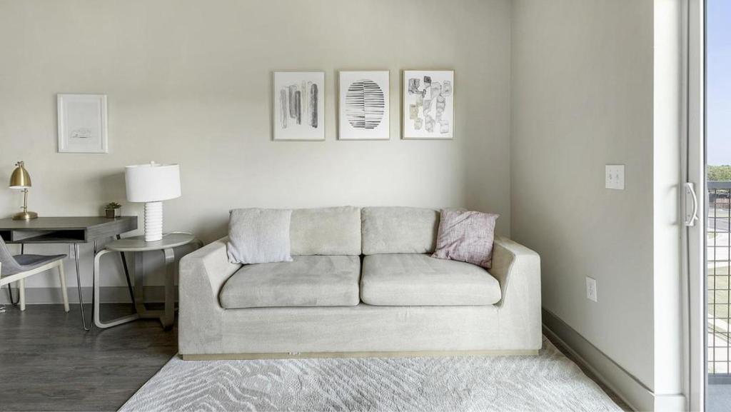 Biały salon z kanapą i stołem w obiekcie Landing - Modern Apartment with Amazing Amenities (ID9836X14) w mieście Plano