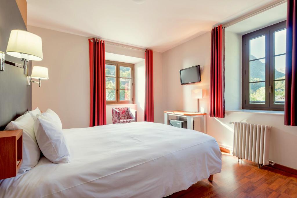 Postel nebo postele na pokoji v ubytování Logis Hôtel La Brèche de Roland