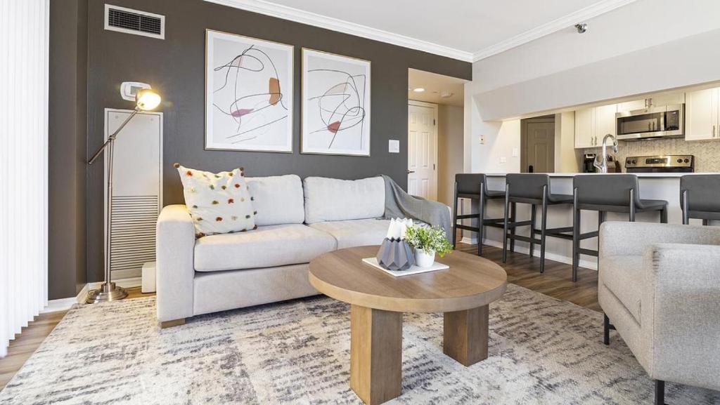 een woonkamer met een bank en een tafel bij Landing Modern Apartment with Amazing Amenities (ID9265X68) in Denver