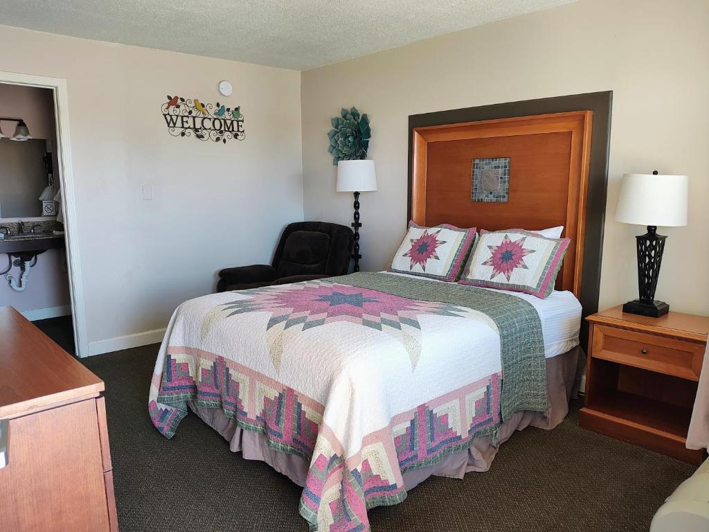 The Lodge at Russell - Russell Inn - Economy Queen Room