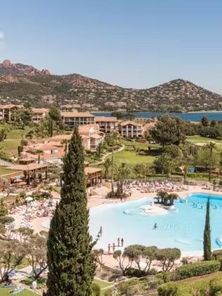 une grande piscine avec des gens dans un complexe hôtelier dans l'établissement Studio Cap Esterel By Sara, à Saint-Raphaël