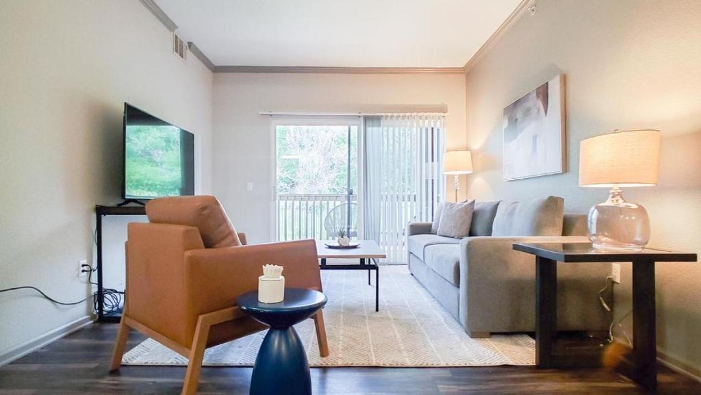 uma sala de estar com um sofá e uma mesa em Landing - Modern Apartment with Amazing Amenities (ID5166X12) em Denver