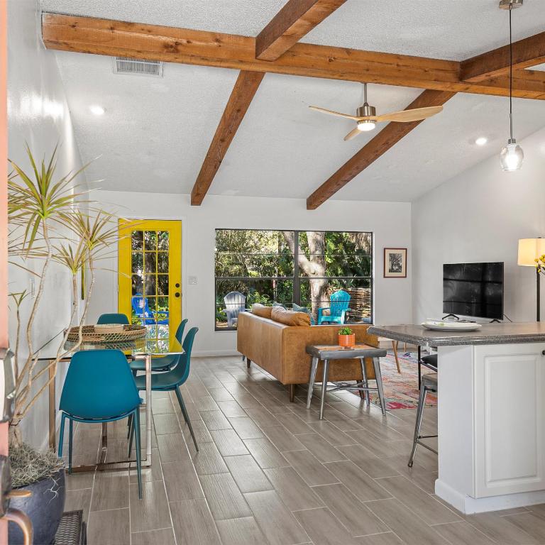 uma sala de estar com um sofá e uma mesa em Modern Vacation home near Siesta Key & Downtown em Sarasota