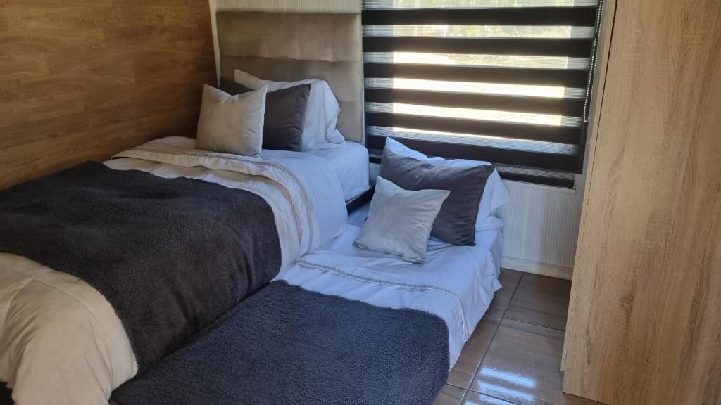 Cama o camas de una habitación en Casa con Piscina, Cama Elástica y Casa en el arbol