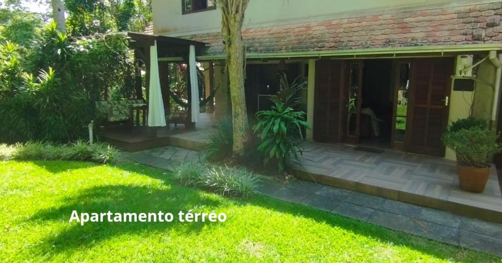 una casa con patio y patio en Apto térreo com jardim - Praia do Estaleiro- Balneário Camboriu, en Balneário Camboriú