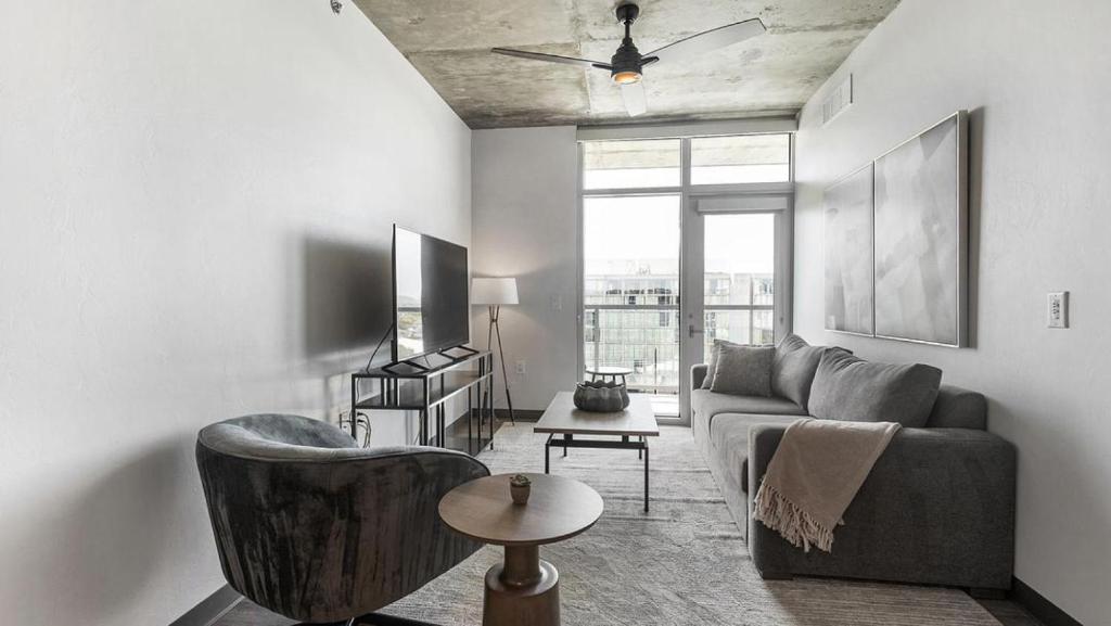 salon z kanapą i stołem w obiekcie Landing - Modern Apartment with Amazing Amenities (ID7458X47) w mieście Tucson
