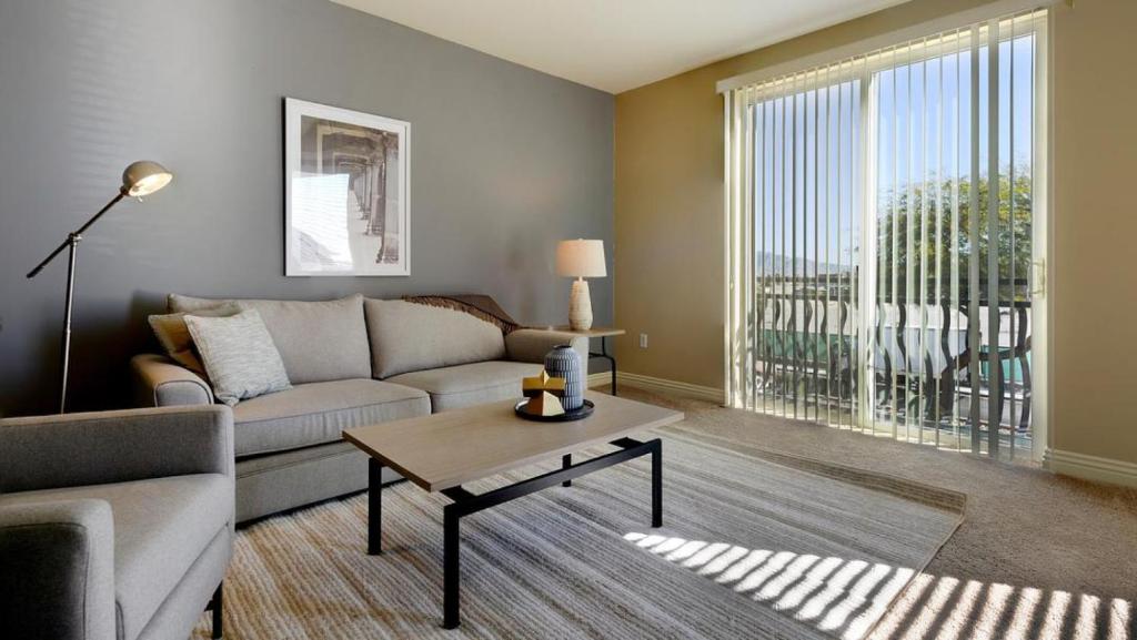 un soggiorno con divano e tavolo di Landing - Modern Apartment with Amazing Amenities (ID8572X47) a Las Vegas