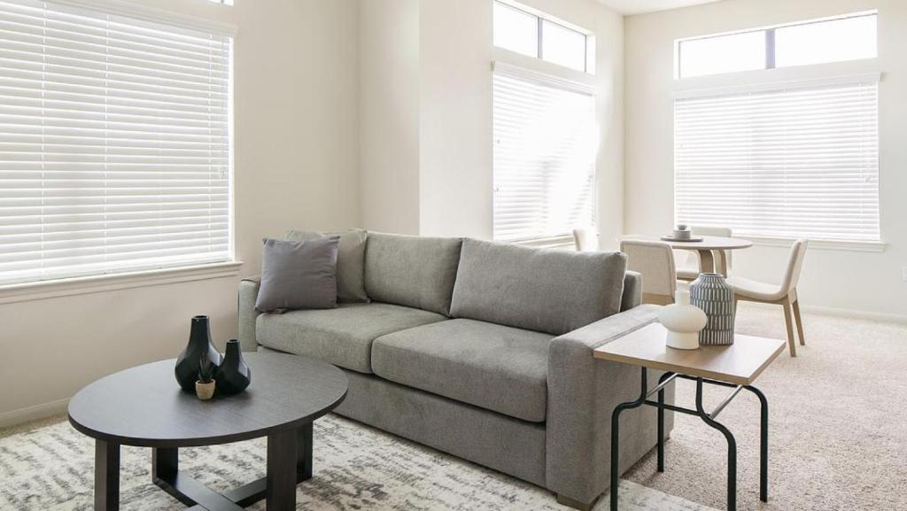 sala de estar con sofá y 2 mesas en Landing - Modern Apartment with Amazing Amenities (ID6950X30), en Houston