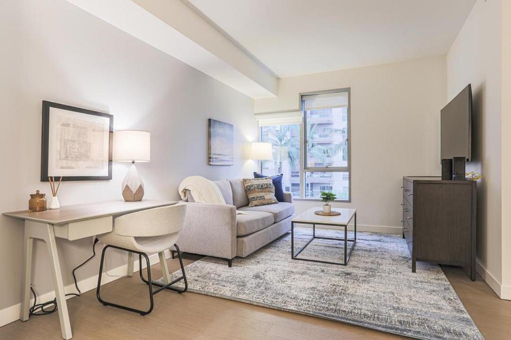 ロサンゼルスにあるLanding - Modern Apartment with Amazing Amenities (ID2652)のリビングルーム(ソファ、テーブル付)