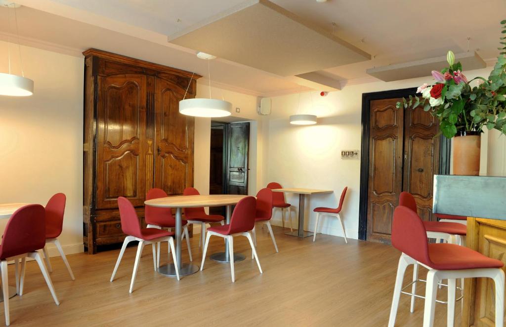 Posezení v ubytování Logis Hôtel La Brèche de Roland