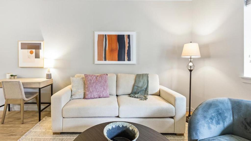 sala de estar con sofá y mesa en Landing - Modern Apartment with Amazing Amenities (ID7029X00), en Vancouver