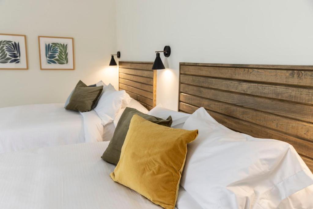 Een bed of bedden in een kamer bij Hilltop 104 Inn at Old Beach