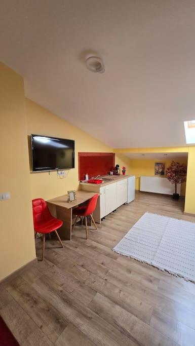a room with a kitchen with a table and chairs at City Center Stay Apartament cu Parcare Modern & Liniștit in Iaşi