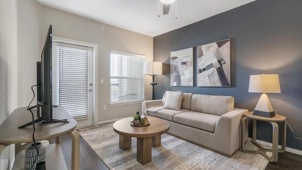 un soggiorno con divano e TV di Landing - Modern Apartment with Amazing Amenities (ID8830X56) a San Antonio