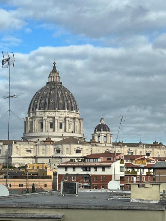 un gran edificio con una cúpula encima en St Peter Lodge en Roma