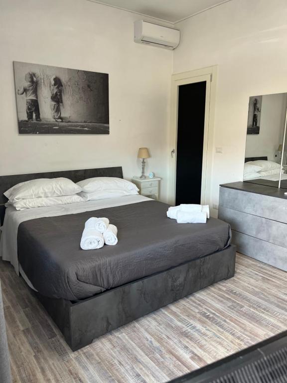 una camera da letto con un letto con due asciugamani sopra di St Peter Lodge a Roma