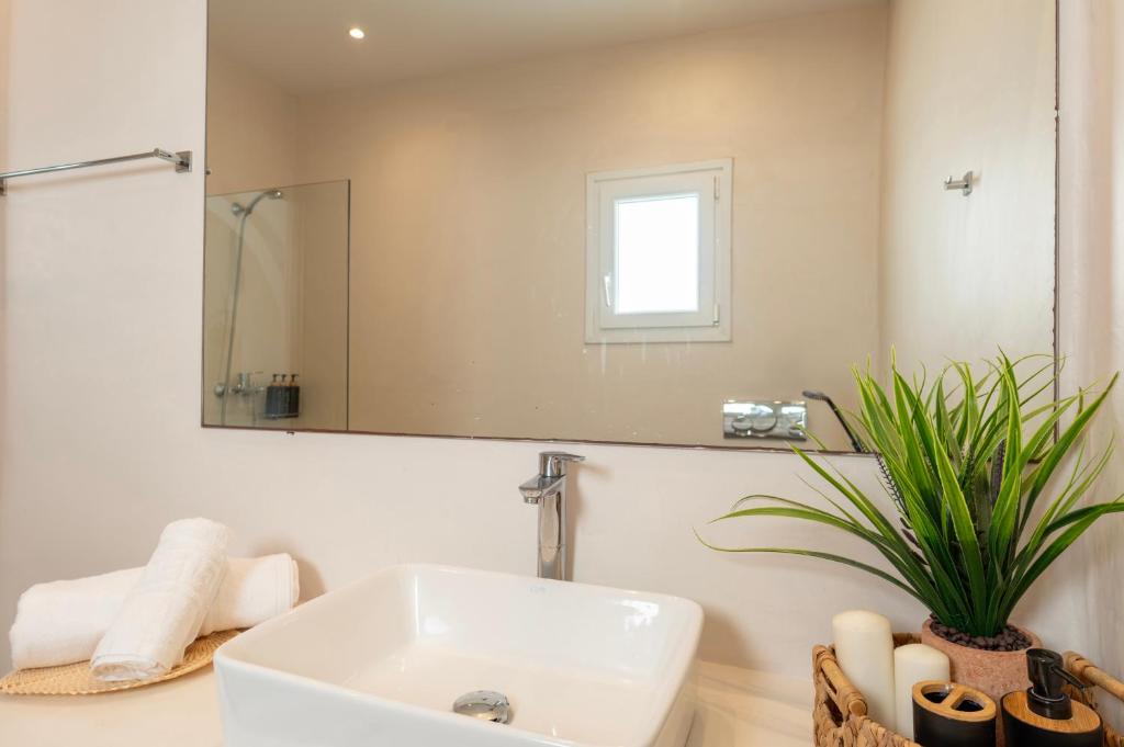 Koupelna v ubytování With-inn Mykonos Suites