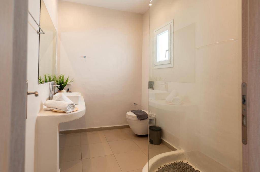 Koupelna v ubytování With-inn Mykonos Suites