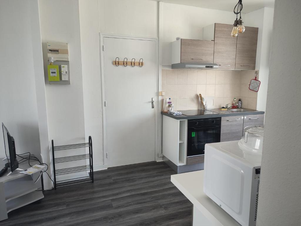 Kuchnia lub aneks kuchenny w obiekcie joli T1 avec parking gratuit