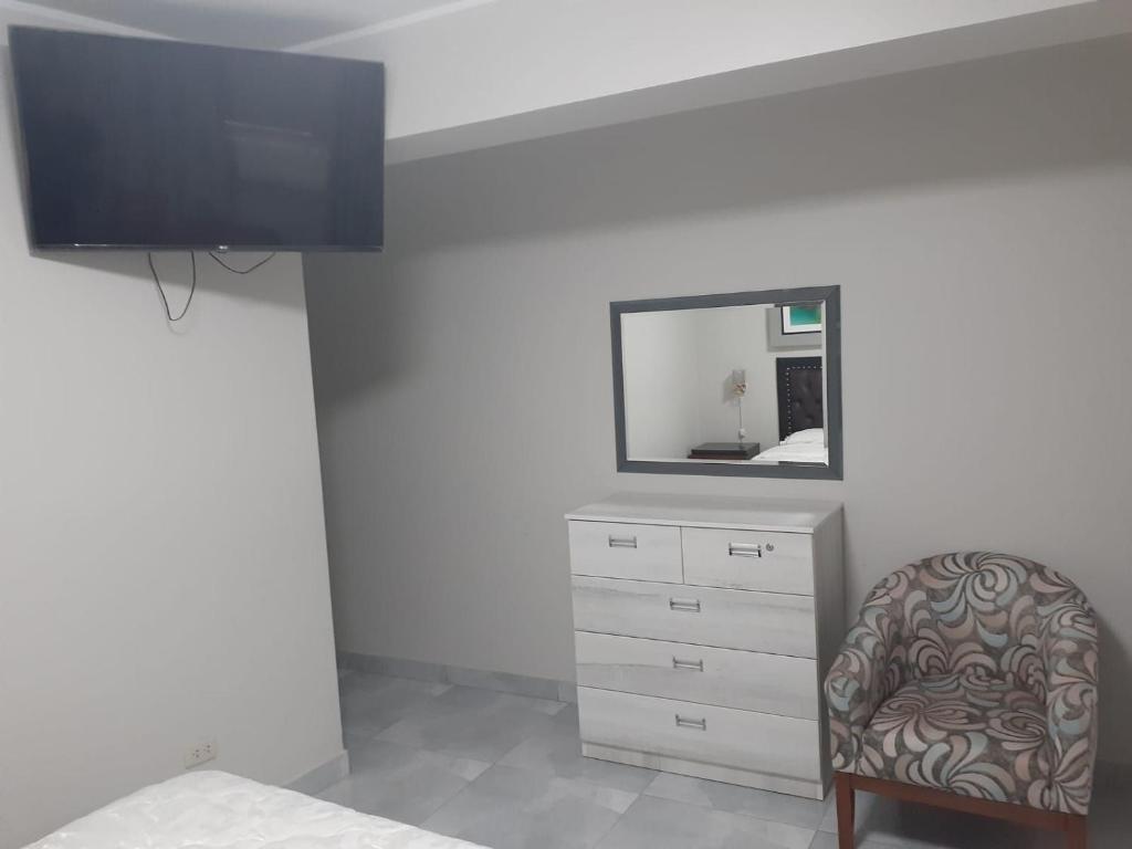 TV a/nebo společenská místnost v ubytování HOTEL REAL PALACE CHURIN