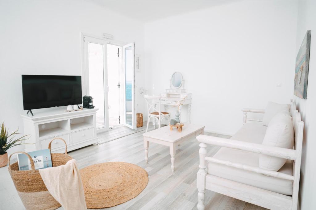 TV a/nebo společenská místnost v ubytování With-inn Mykonos Suites