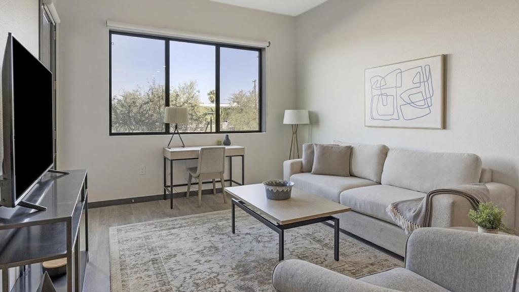 sala de estar con sofá y mesa en Landing - Modern Apartment with Amazing Amenities (ID9728X49), en Scottsdale