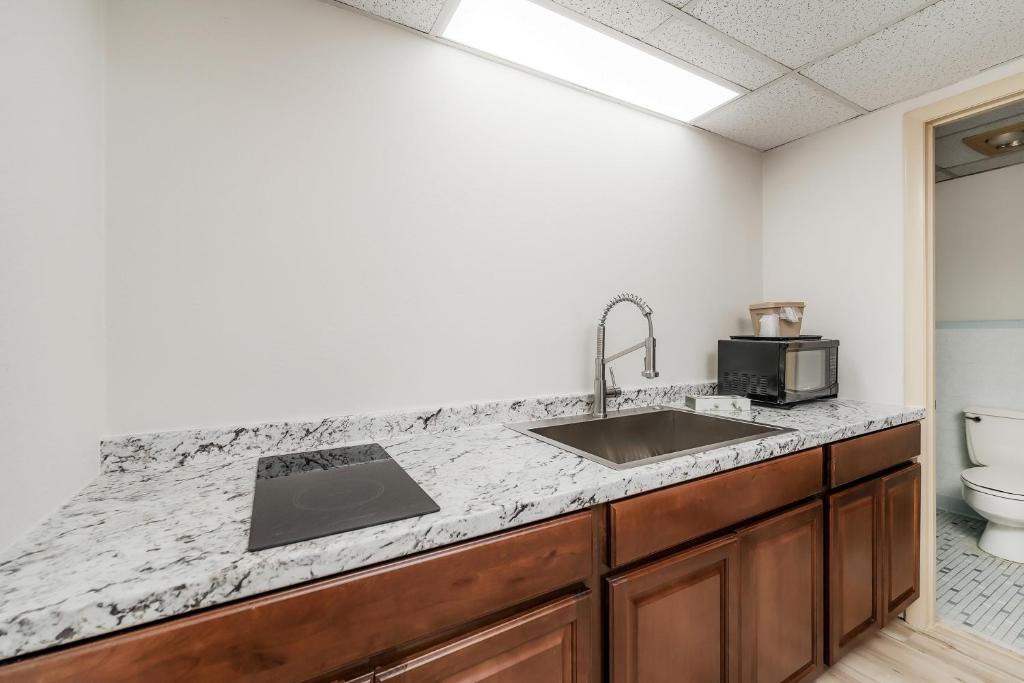 cocina con lavabo y aseo en Extended Stay Suites Cookeville - Tennessee Tech, en Cookeville