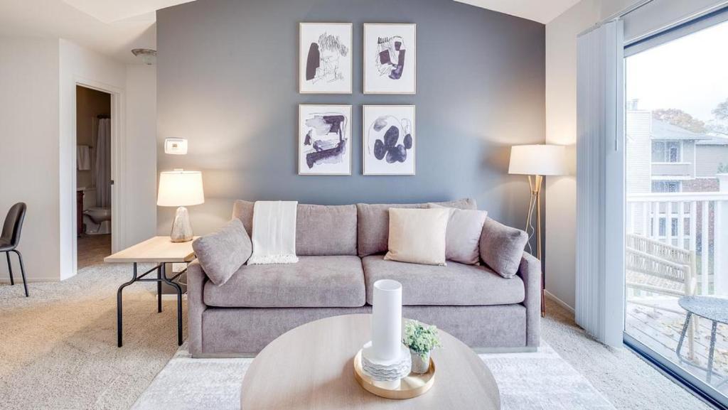 un soggiorno con divano e tavolo di Landing - Modern Apartment with Amazing Amenities (ID7851X76) a Buffalo Grove
