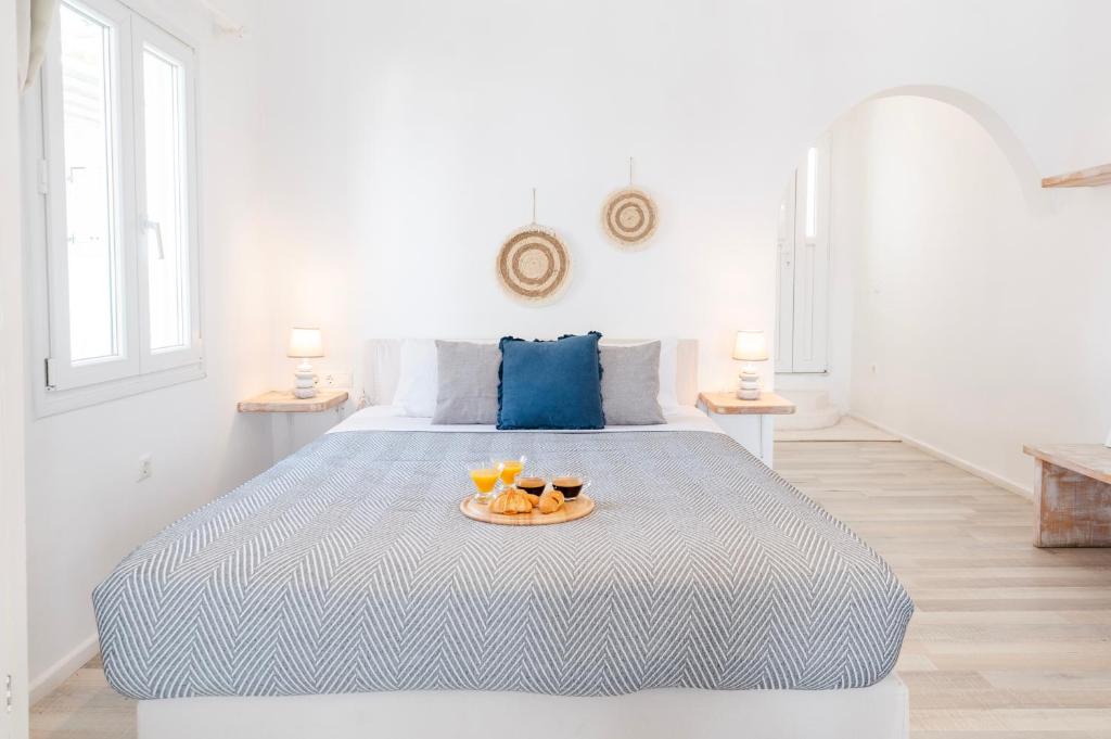 Postel nebo postele na pokoji v ubytování With-inn Mykonos Suites