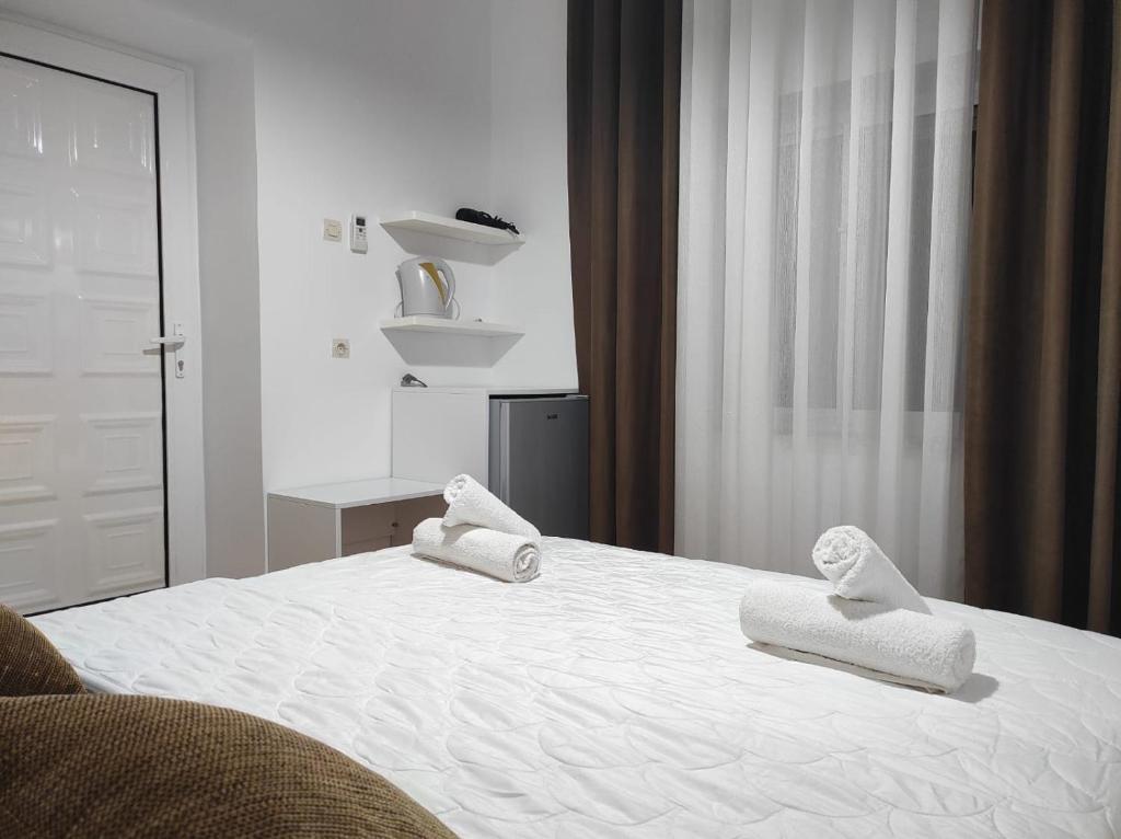 Four Seasons Apartments - Studio