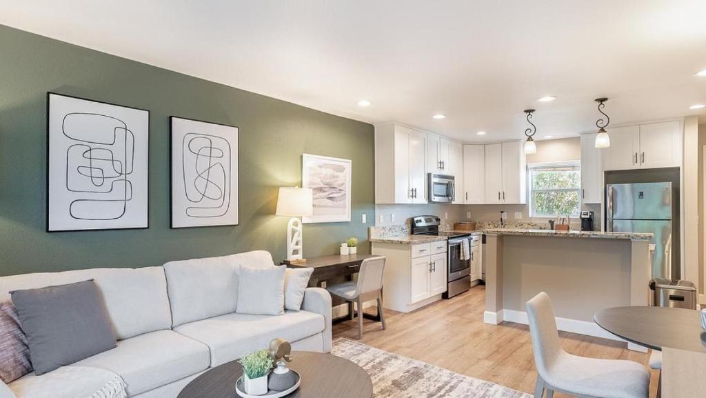 ein Wohnzimmer mit einem weißen Sofa und einer Küche in der Unterkunft Landing - Modern Apartment with Amazing Amenities (ID8203X92) in Fremont