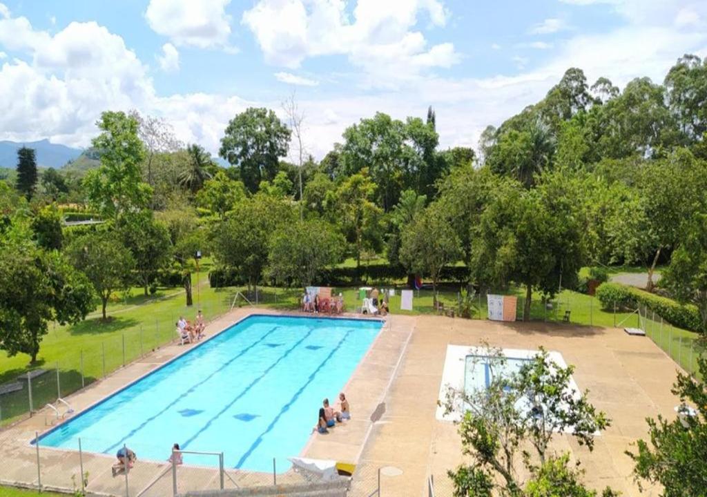 una vista aérea de una gran piscina en La Granjita Santagueda en Santagueda