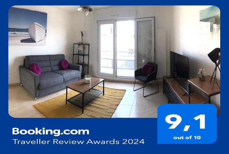 sala de estar con sofá y TV en Saint Martin Appartement Duplex Proximité Immédiate Mer & Commerces, en Bréhal