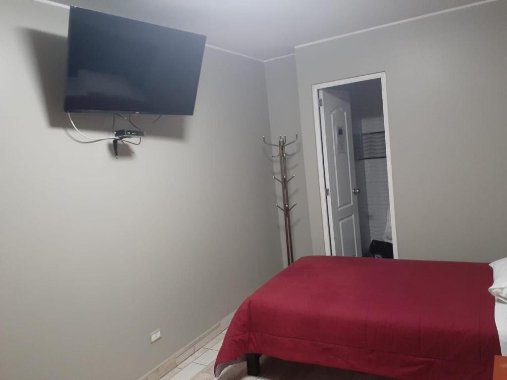 TV a/nebo společenská místnost v ubytování HOTEL REAL PALACE CHURIN