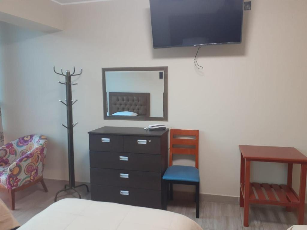 TV a/nebo společenská místnost v ubytování HOTEL REAL PALACE CHURIN