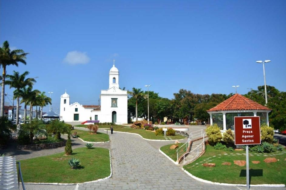een grote witte kerk met een bord ervoor bij Pousada Beira Mar Centro São Pedro da Aldeia Rio de Janeiro in São Pedro da Aldeia