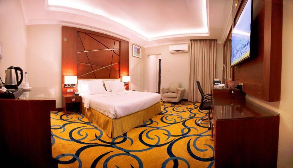 Postel nebo postele na pokoji v ubytování فندق السلطنة جازان -Alsltanah Jazan Hotel
