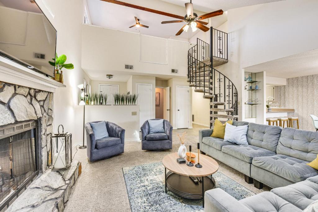 a living room with a couch and a fireplace at Shalimar Townhome with Screened Porch 6 Mi to Beach in Shalimar