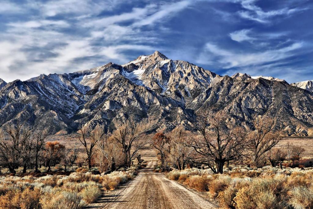 un camino de tierra frente a una cordillera en Eastern Sierra Motor Lodge, en Independence